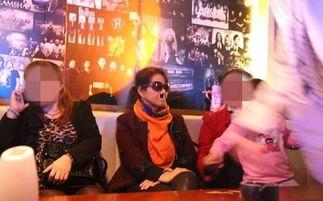 蓝大瑶妹见面会吃瓜群众,吃瓜群众现场直击,揭秘明星幕后生活