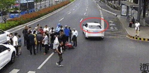 被撞后的吃瓜群众,吃瓜群众的围观瞬间